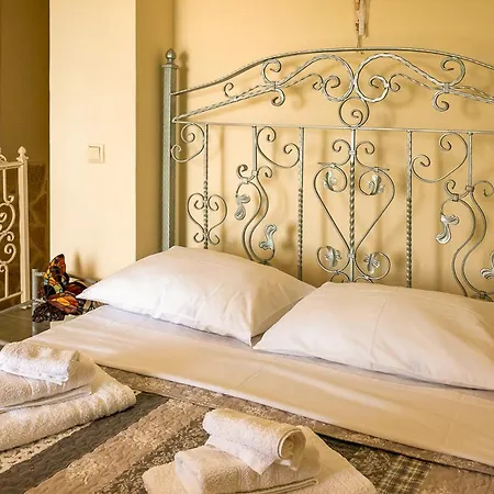 Sun And Stone Atháni